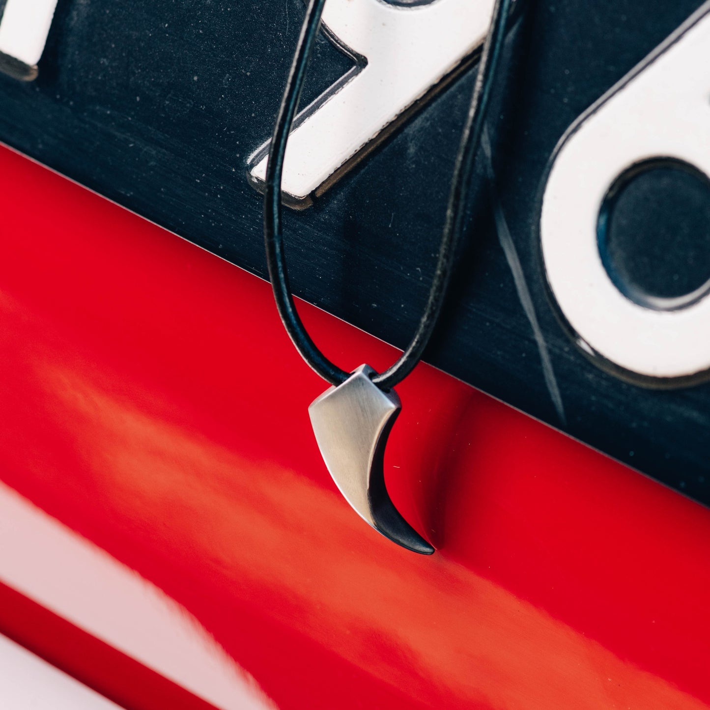 Collier de dents iXXXi pour hommes